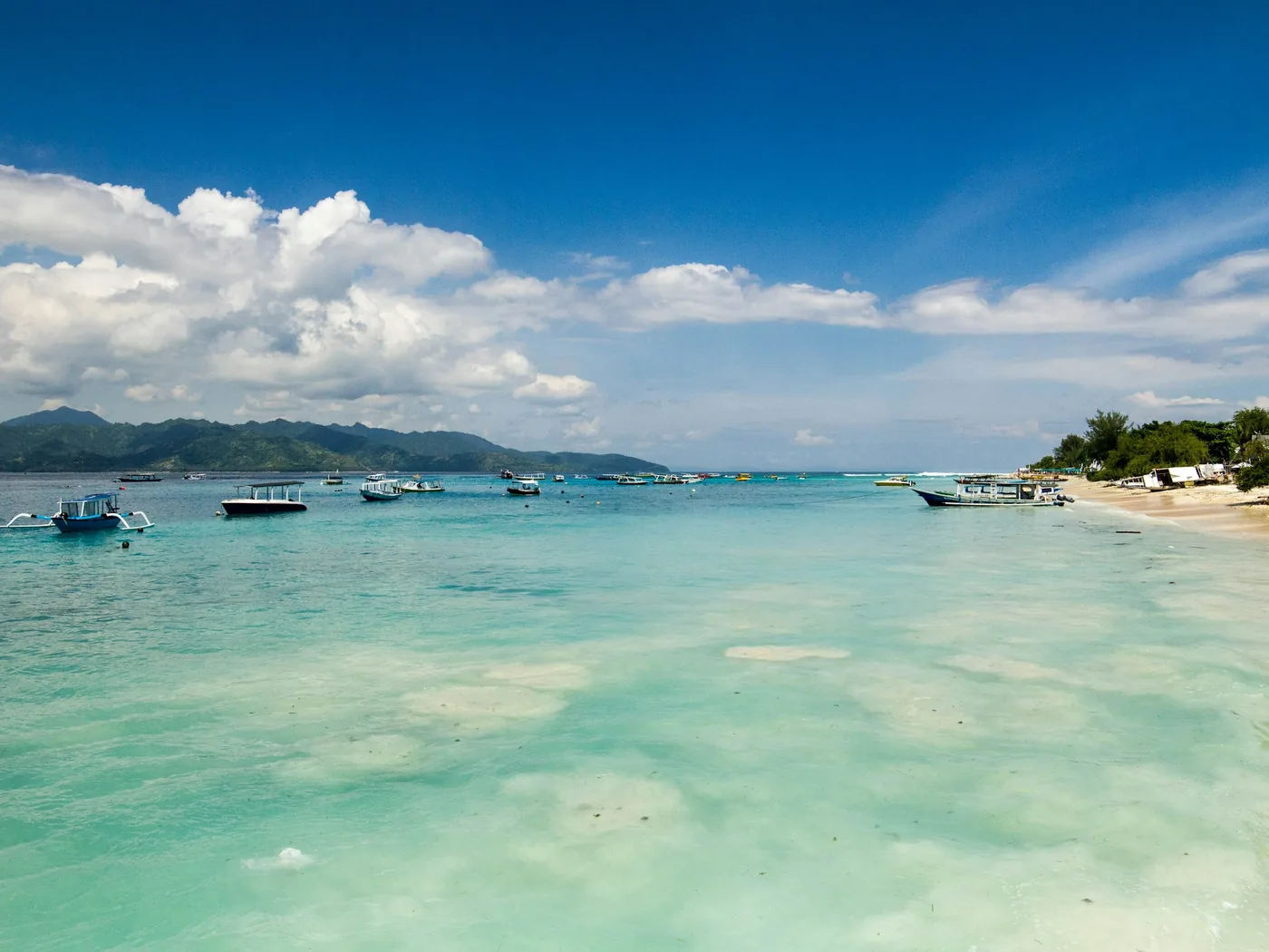 Una spiaggia di sabbia bianca delle Isole Gili con acque turchesi